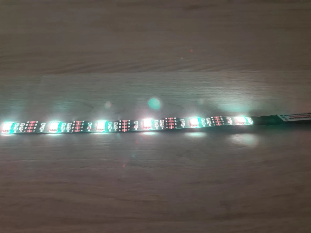 Aijiaer - Striscia luminosa a LED, alimentata a batteria, 5050, 2 mt, flessibile, cambia colore RGB, con 60 LED 5 V, alimentata a batteria 4 x Stilo AA con telecomando IR RF