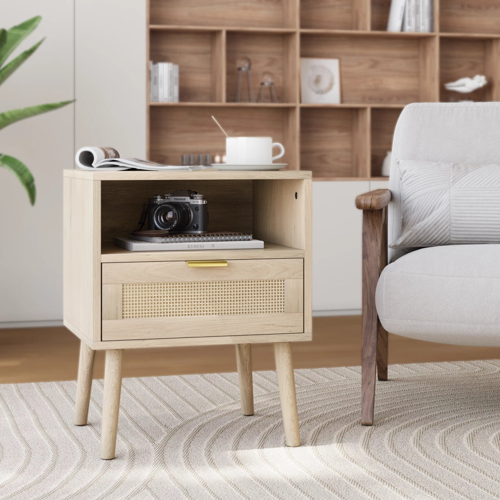 Comodino con cassetto e ripiano aperto in MDF e rattan color rovere con gambe in legno 45 × 40 × 55 cm