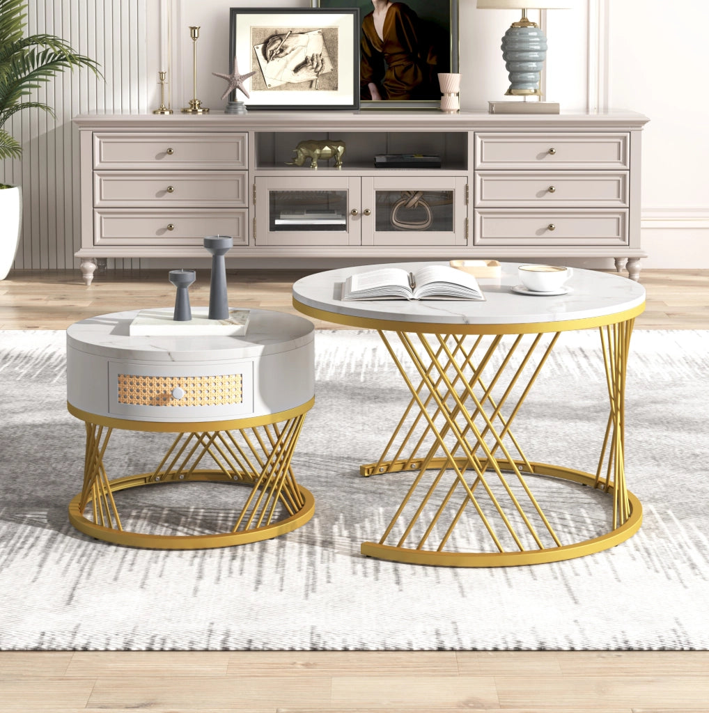 Set di 2 Tavolini Rotondi in MDF con Piano effetto Marmo, Cassetti in Rattan Plastico e Maniglie in Legno Massello, Gambe in Ferro Dorato 70x70x45,5 + 50x50x38,5 cm