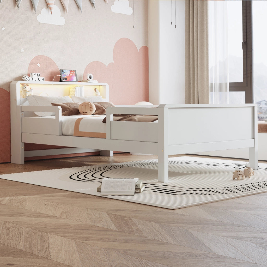 Letto per bambini singolo 90 × 200 cm con barriera, LED, USB e Type-C, senza materasso, in pino bianco