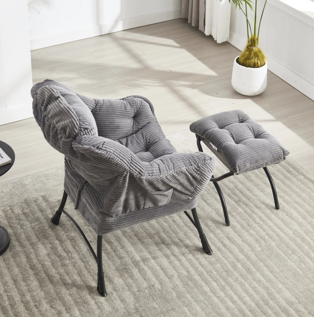 Poltrona lounge moderna grigia con poggiapiedi e tasca laterale, sedia reclinabile imbottita per piccoli spazi