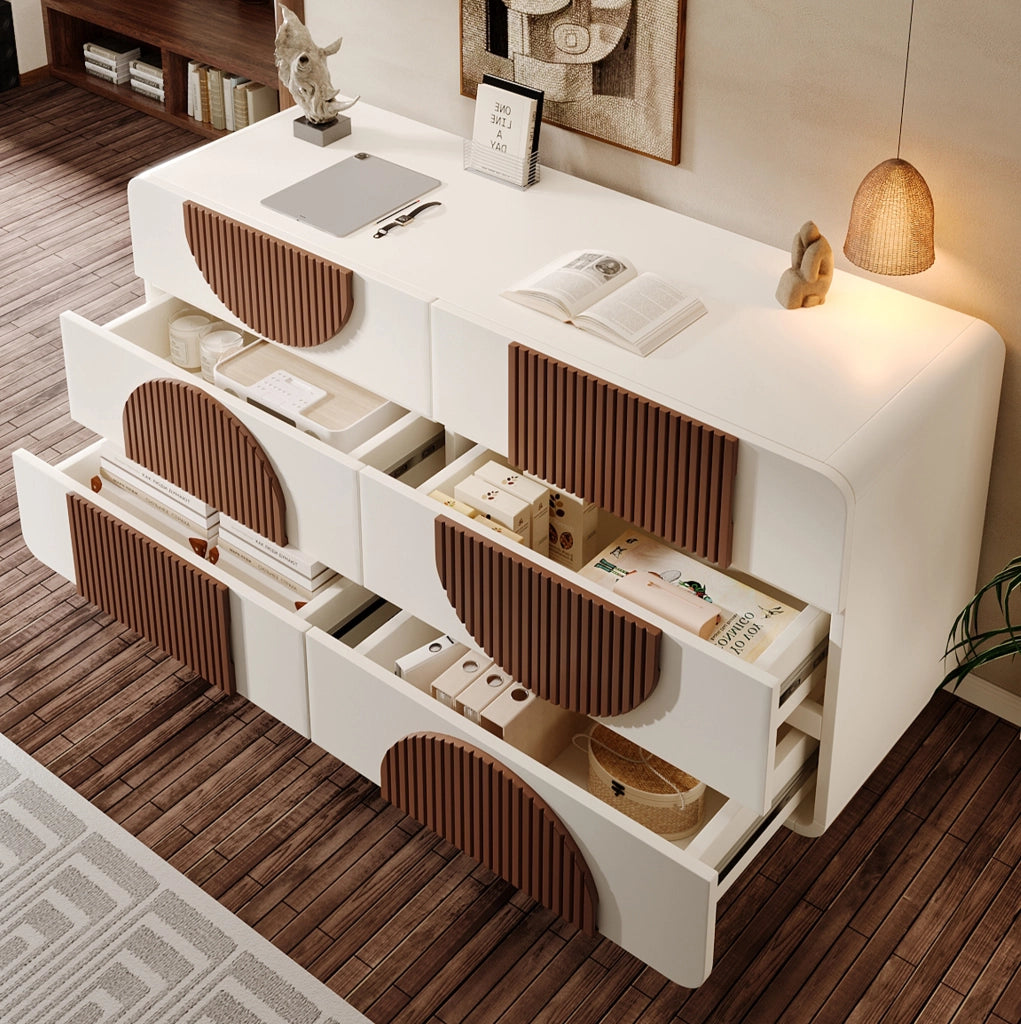 Comodino a 6 cassetti con linee curve e finitura bianca