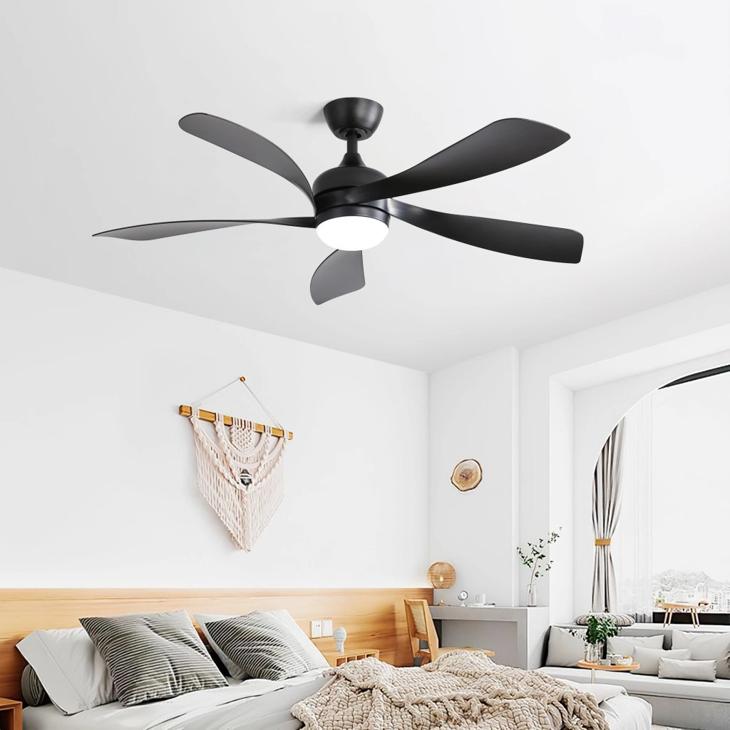 Ventilatore da soffitto 52 pollici con luce LED 18 W dimmerabile; motore DC reversibile; nero; con telecomando