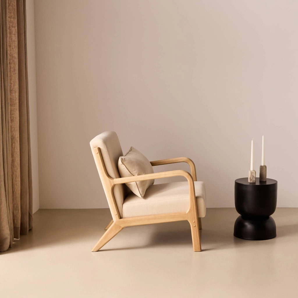 Poltrona scandinava in legno e tessuto con braccioli, beige