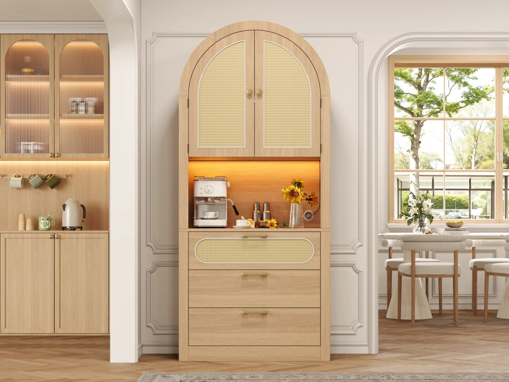 Vetrina moderna ad arco in rovere chiaro, 80x35x180 cm, ante in rattan, LED regolabile, 1 vano espositivo, 2 ripiani, 3 cassetti, per soggiorno e ingresso