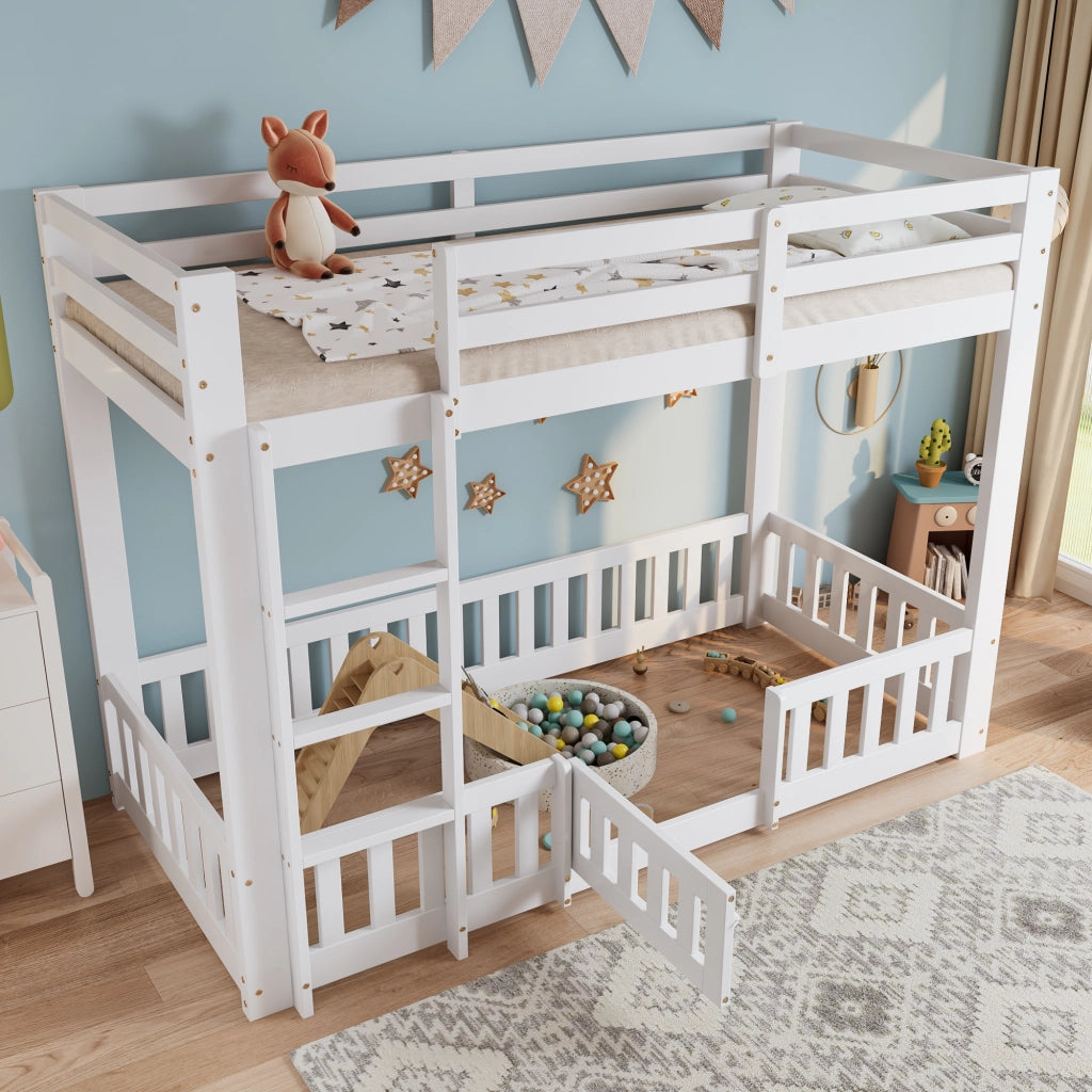 Letto a soppalco 90 × 200 cm con scala ad angolo; barriera e porta in legno bianco spazio libero sottostante