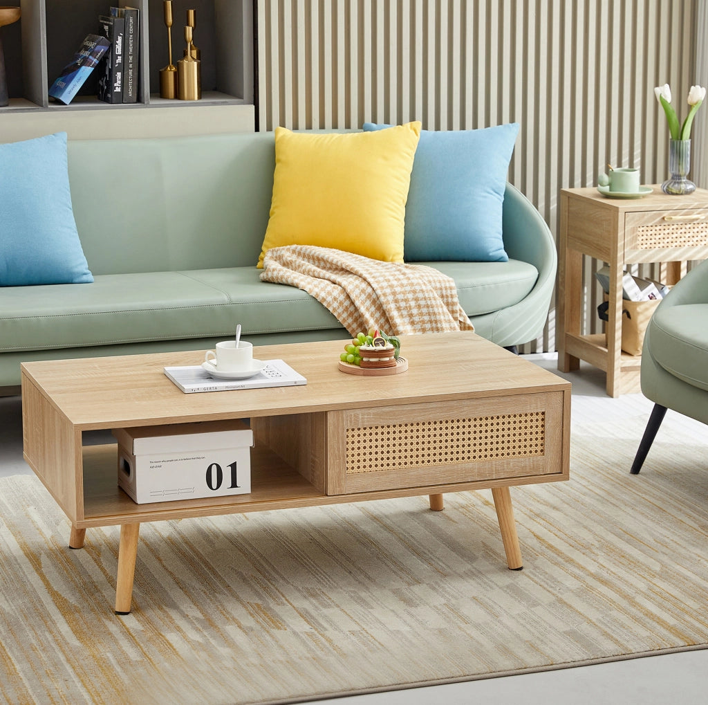 Tavolino da salotto 105x55x40 cm con anta scorrevole effetto rattan; gambe in legno massello HOMVRA