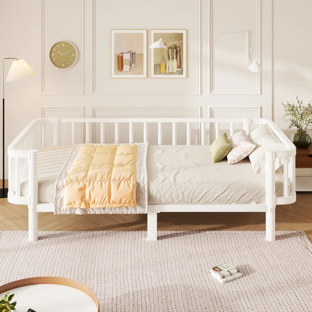 Letto singolo 90 × 200 cm in metallo bianco con rete a doghe in acciaio; utilizzabile anche come divano