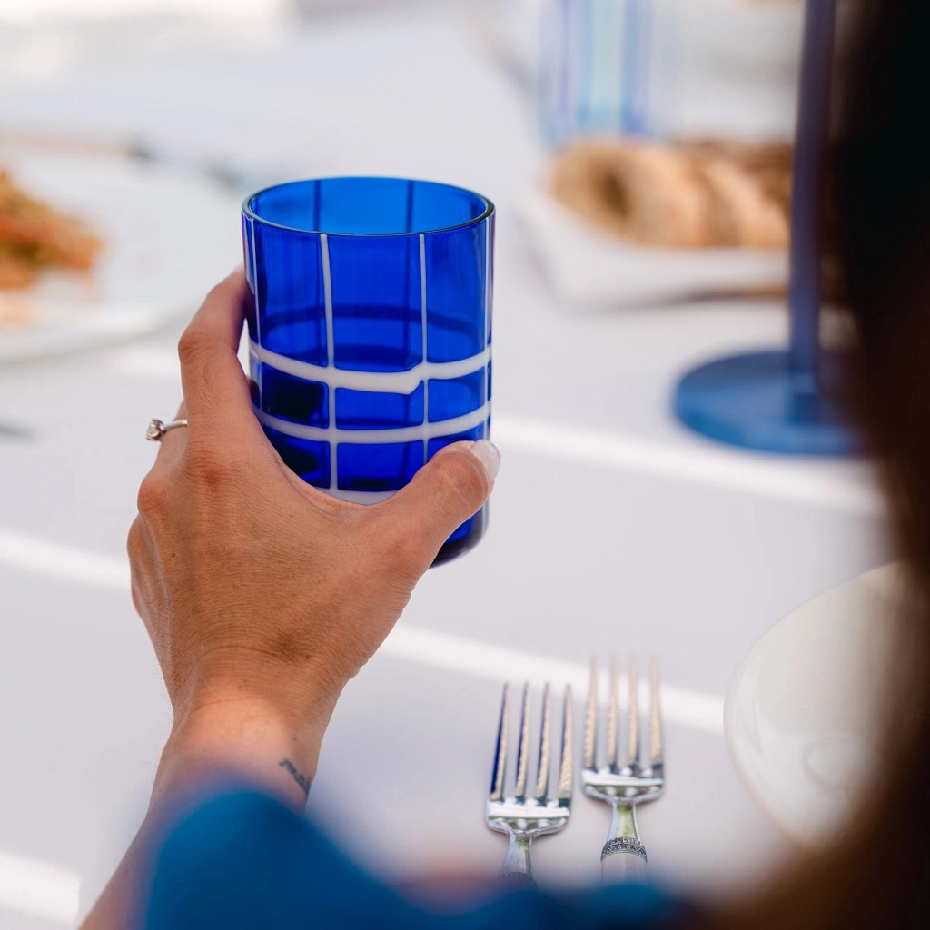 Zafferano Twiddle - Set 6 Bicchieri Blu in Vetro Soffiato, 35 cl - Tumbler Artigianali con Decoro Bianco, Lavabili in Lavastoviglie