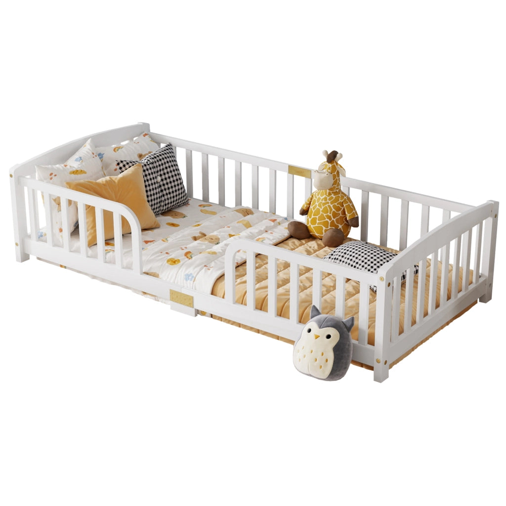 Letto a pavimento 90x200 cm in legno di pino bianco con spondine di sicurezza e ingresso centrale