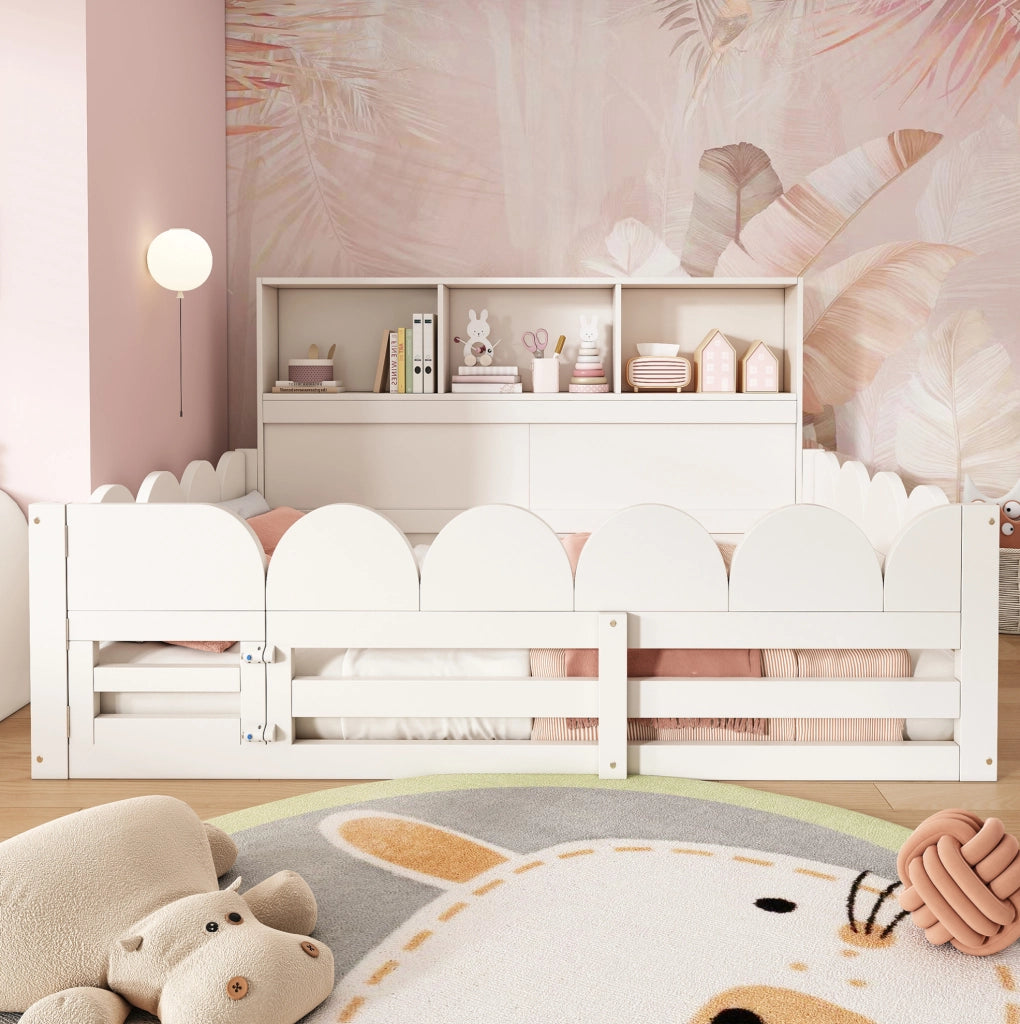 Letto da terra per bambini 140x200 cm bianco con protezione anticaduta, porta e scaffale integrato in legno di pino