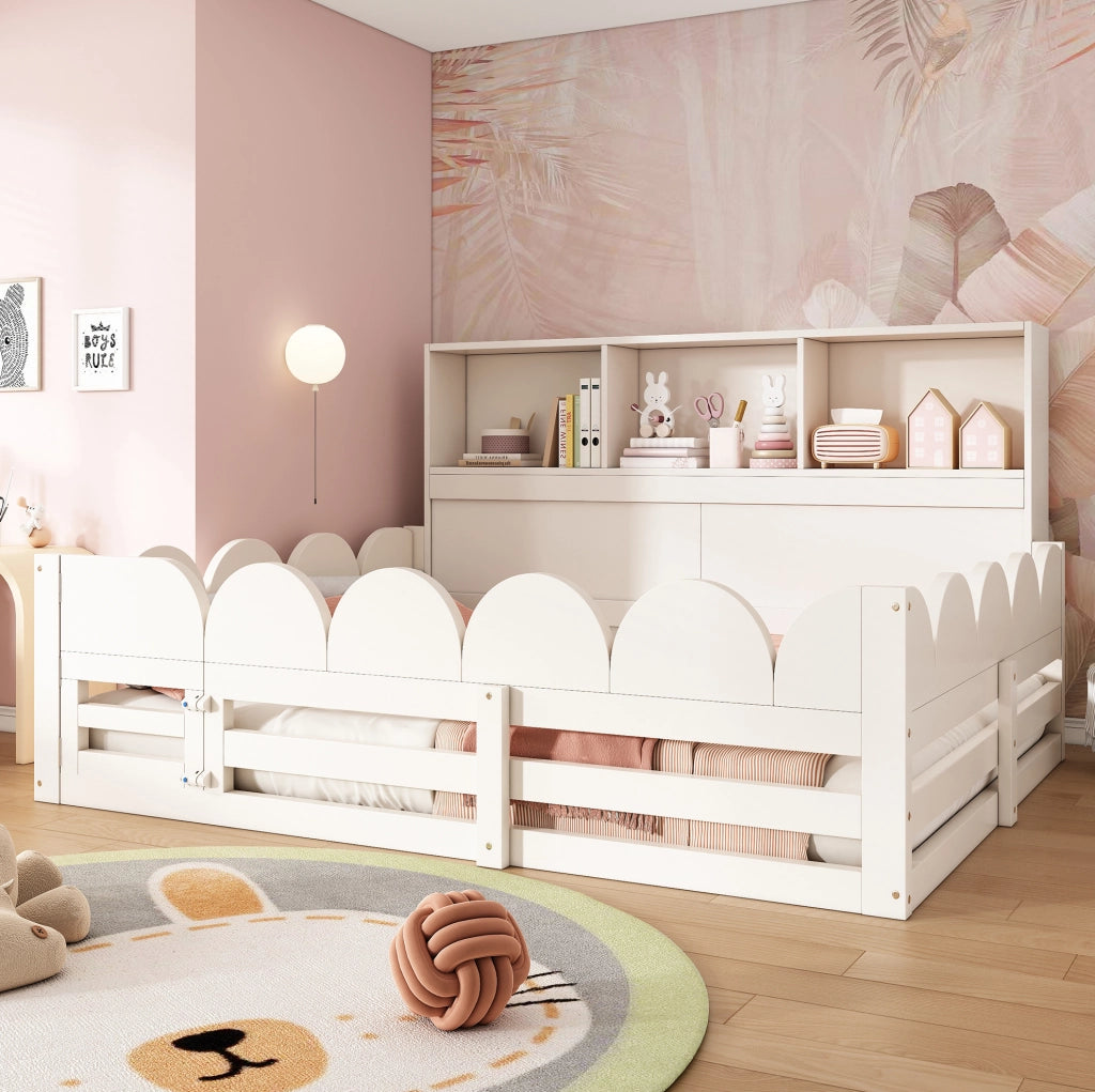 Letto da terra per bambini 140x200 cm bianco con protezione anticaduta, porta e scaffale integrato in legno di pino