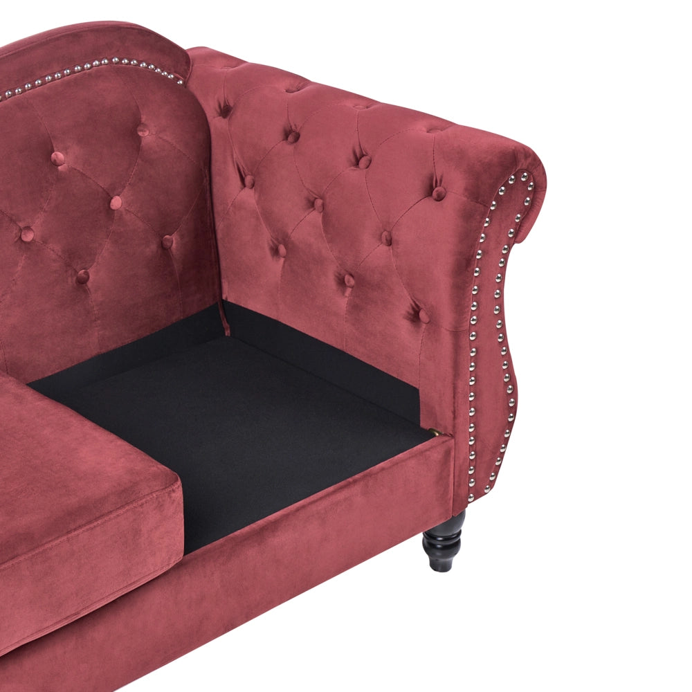 Divano in velluto rosso a 3 posti con bordatura a borchie Cuscini trapuntati con braccioli arrotolati Glam