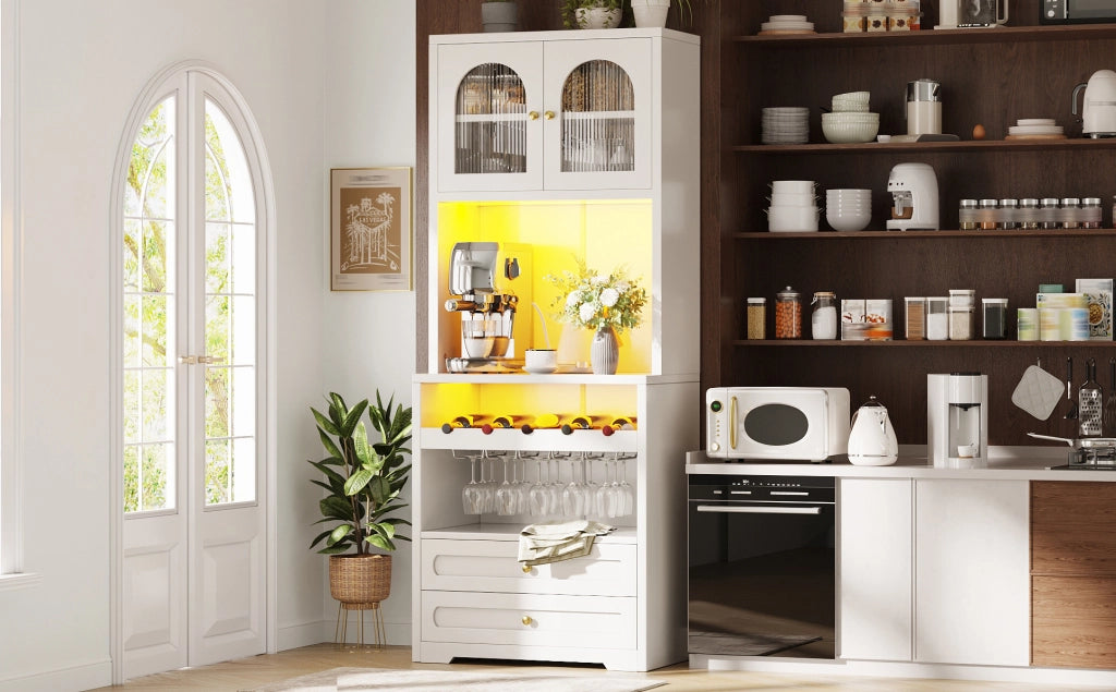 Highboard bianco con ante in vetro arcuate, illuminazione LED controllabile via app, supporto vino, ripiani regolabili e porta USB, per soggiorno e sala da pranzo