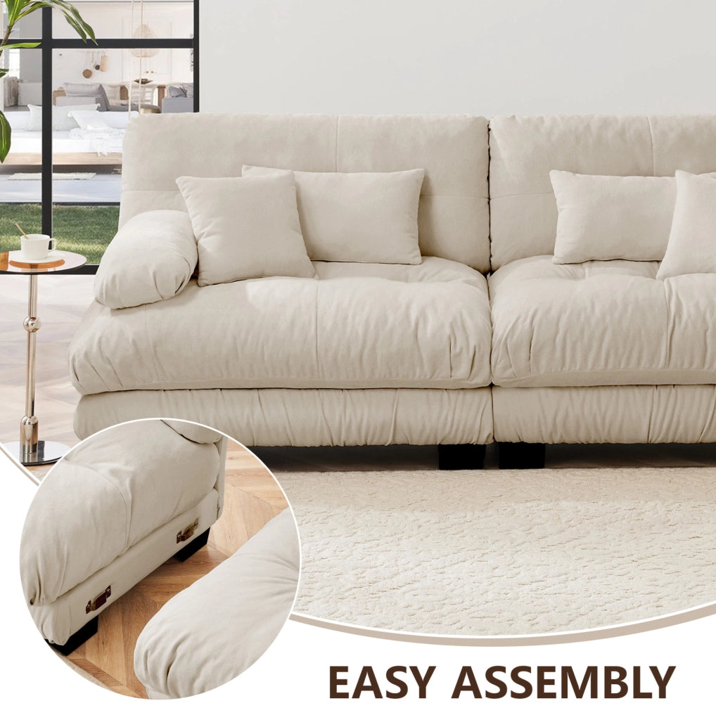 Divano angolare Cloud in chenille beige chiaro con struttura in legno massello e cuscini lombari e decorativi