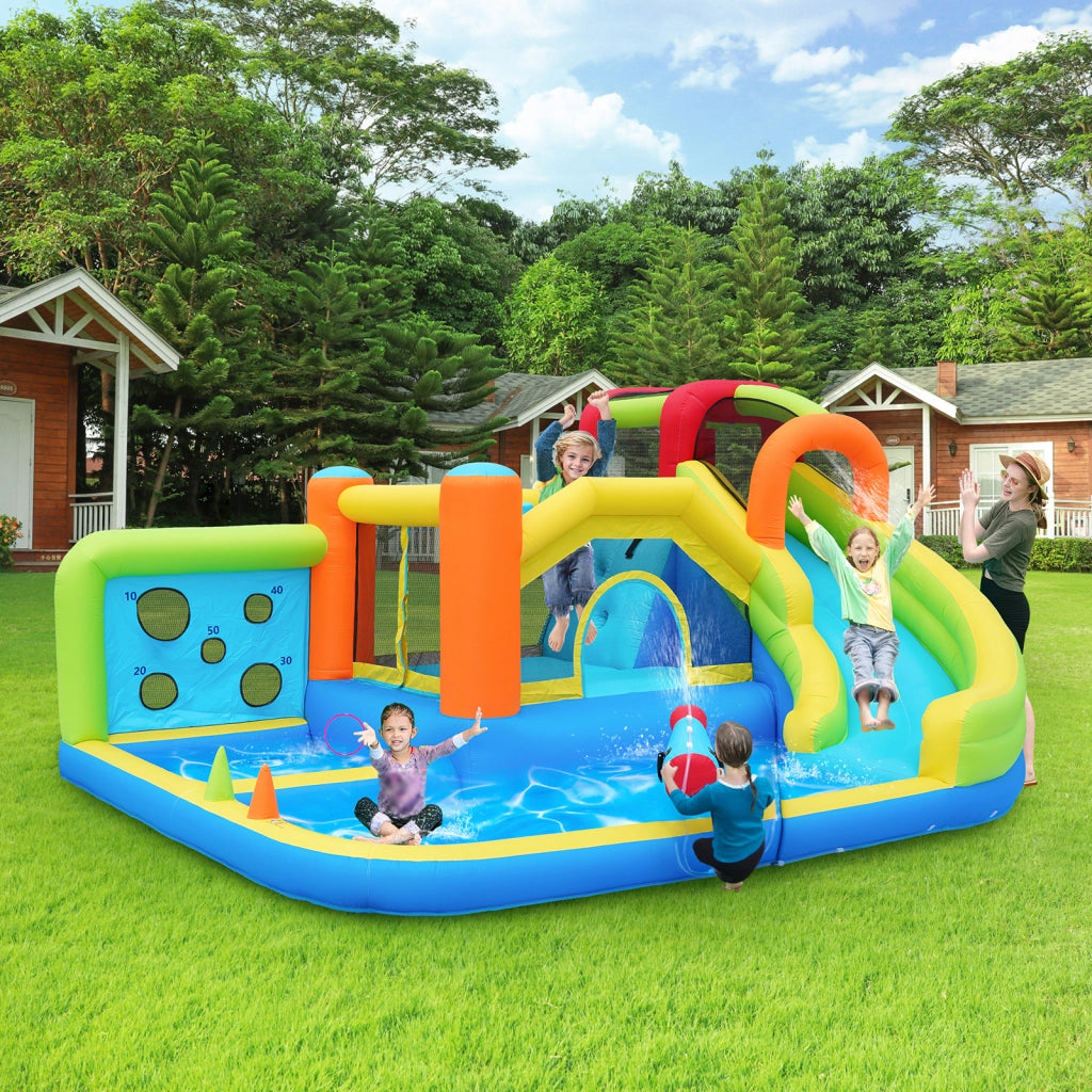 Gonfiabile per bambini multifunzione con scivoli d’acqua; trampolino e nebulizzatori; multicolore