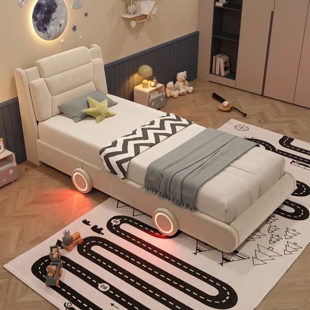 Letto imbottito per bambini 90x200 cm, design auto in flanella color crema, testiera regolabile in altezza su 2 livelli, schienale imbottito, ruote con striscia luminosa