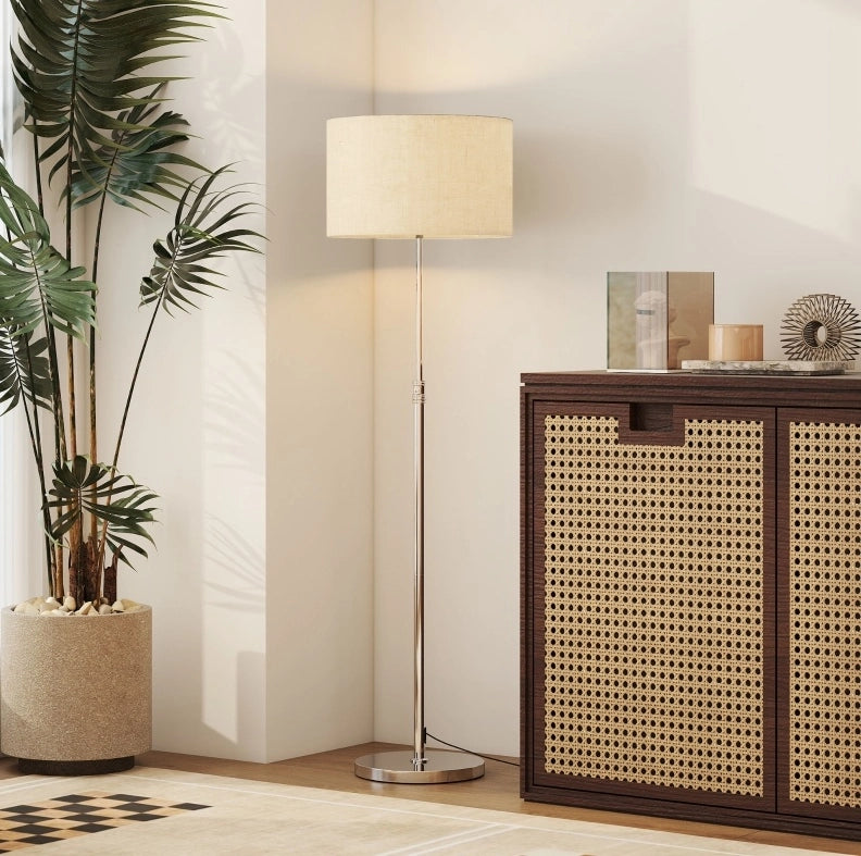Lampada da terra regolabile con telecomando, paralume in tessuto beige, struttura in metallo, dimmer e interruttore a pedale