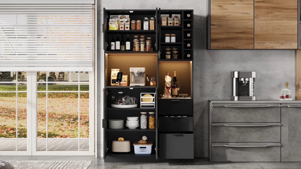Buffet moderno alto con ripiani regolabili, 3 cassetti, porta bottiglie, illuminazione LED multicolore e prese integrate, 180x105x40 cm