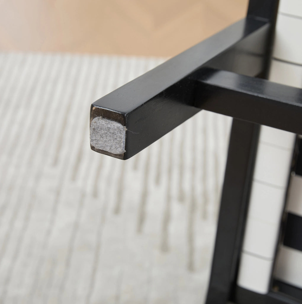 Poltrona senza braccioli in PU nero con struttura in legno HOMVRA