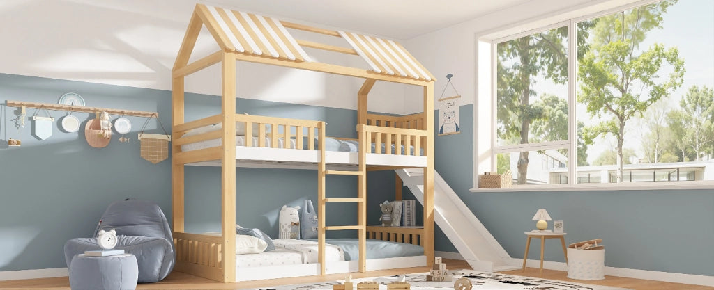 Letto a Castello per Bambini 90x200 cm in Legno con Tetto a Spiovente, Scivolo da 35 cm e Scaffale, Bianco e Naturale
