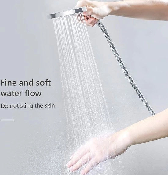 Douchekop a risparmio d'acqua con materiali premium