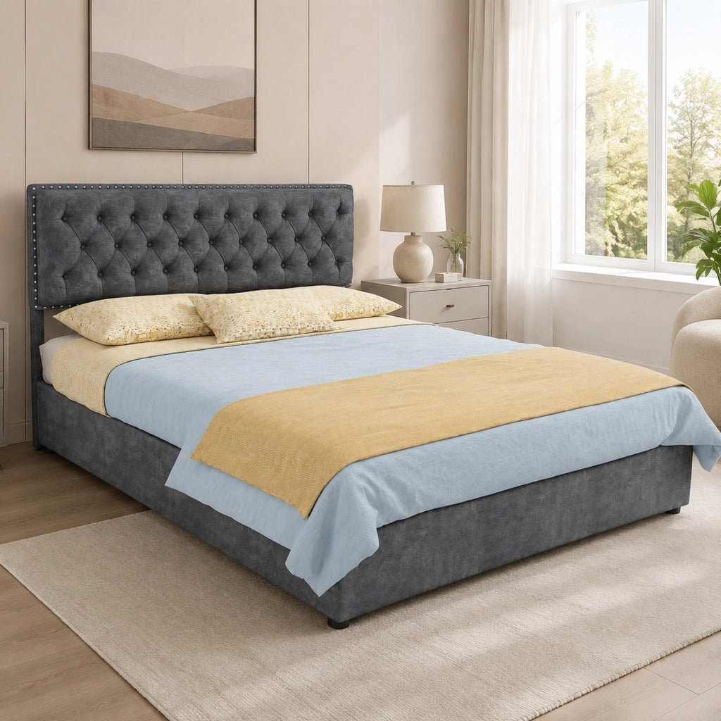 Letto 140 × 200 cm con testiera alta rivestito in velluto grigio con borchie e rete a doghe in legno