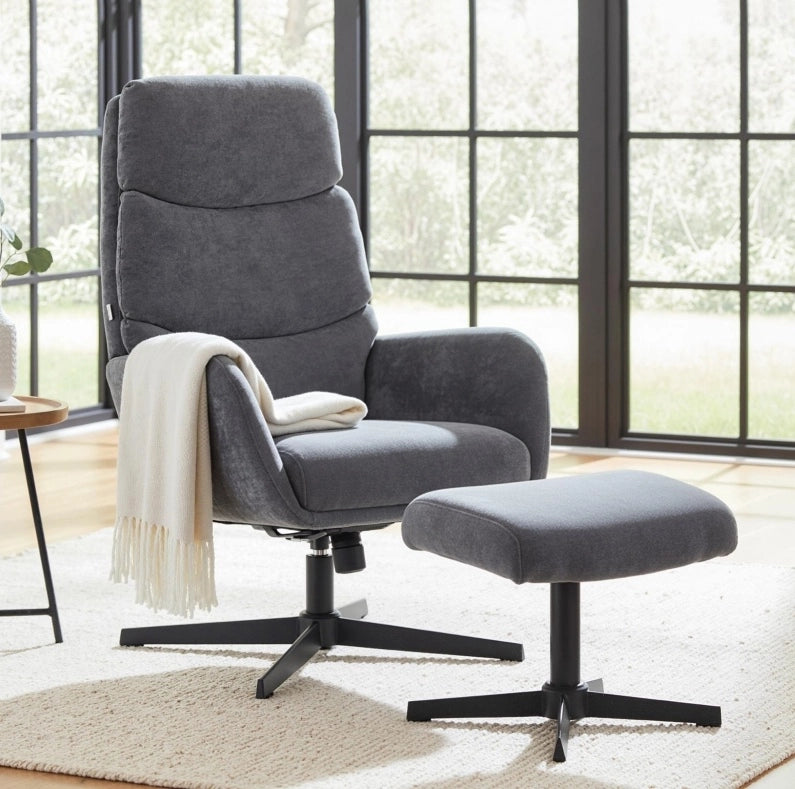Poltrona relax grigia con poggiapiedi – schienale alto, base in metallo, stile lounge