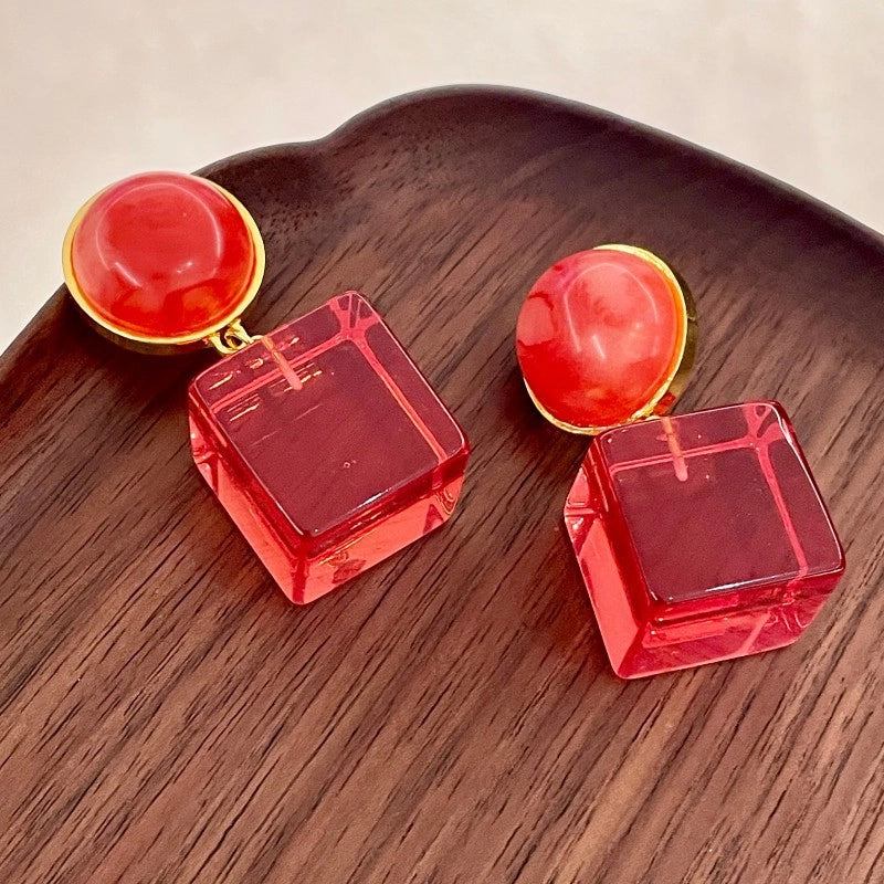 Orecchini francesi retr¨° a forma di cubo di Rubik rosso con blocchi colorati, stile vintage.