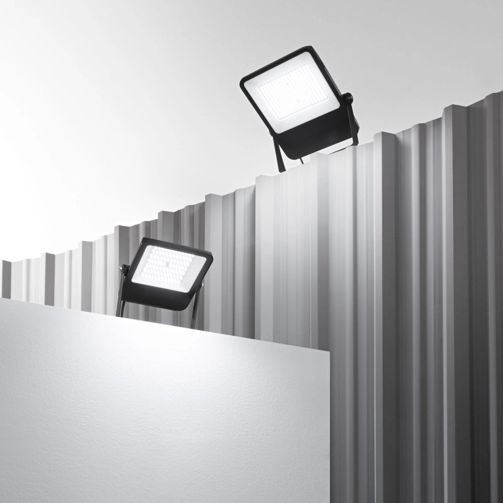 PROIETTORE LED TAURUS NERO 150W 19500LM 3000K IP65 29,7X6X35,1CM