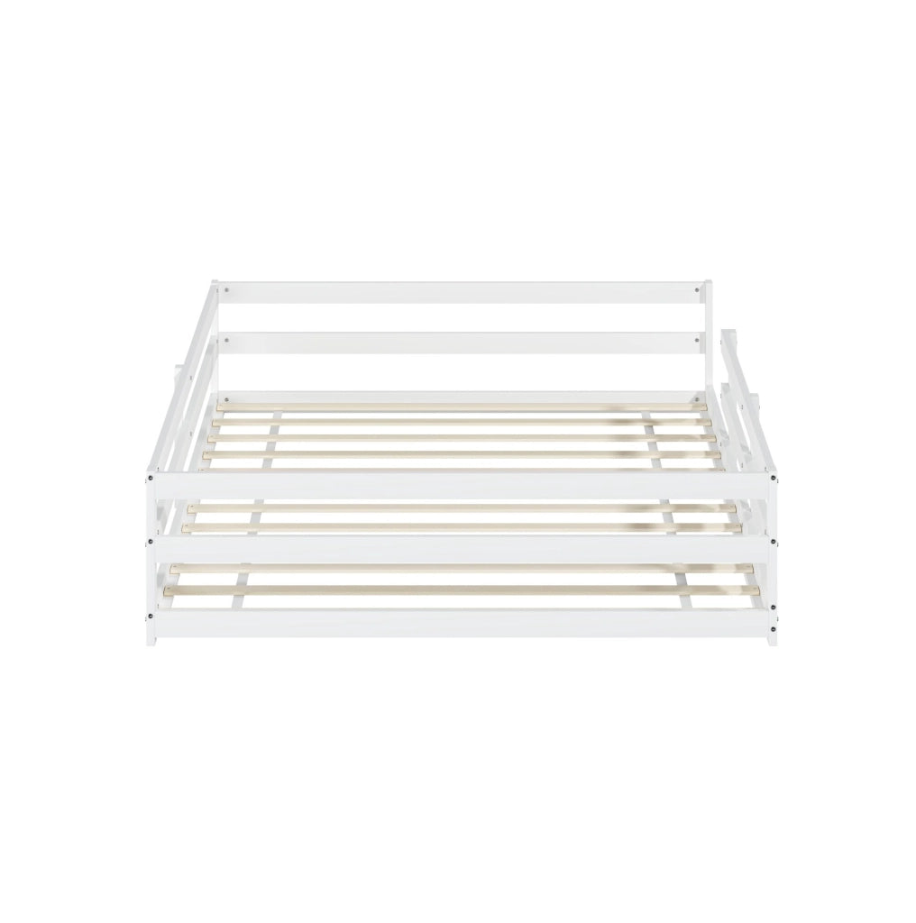 Letto Montessori a pavimento bianco in legno massello di pino 140x200 cm con sponde su 4 lati e rete a doghe integrata