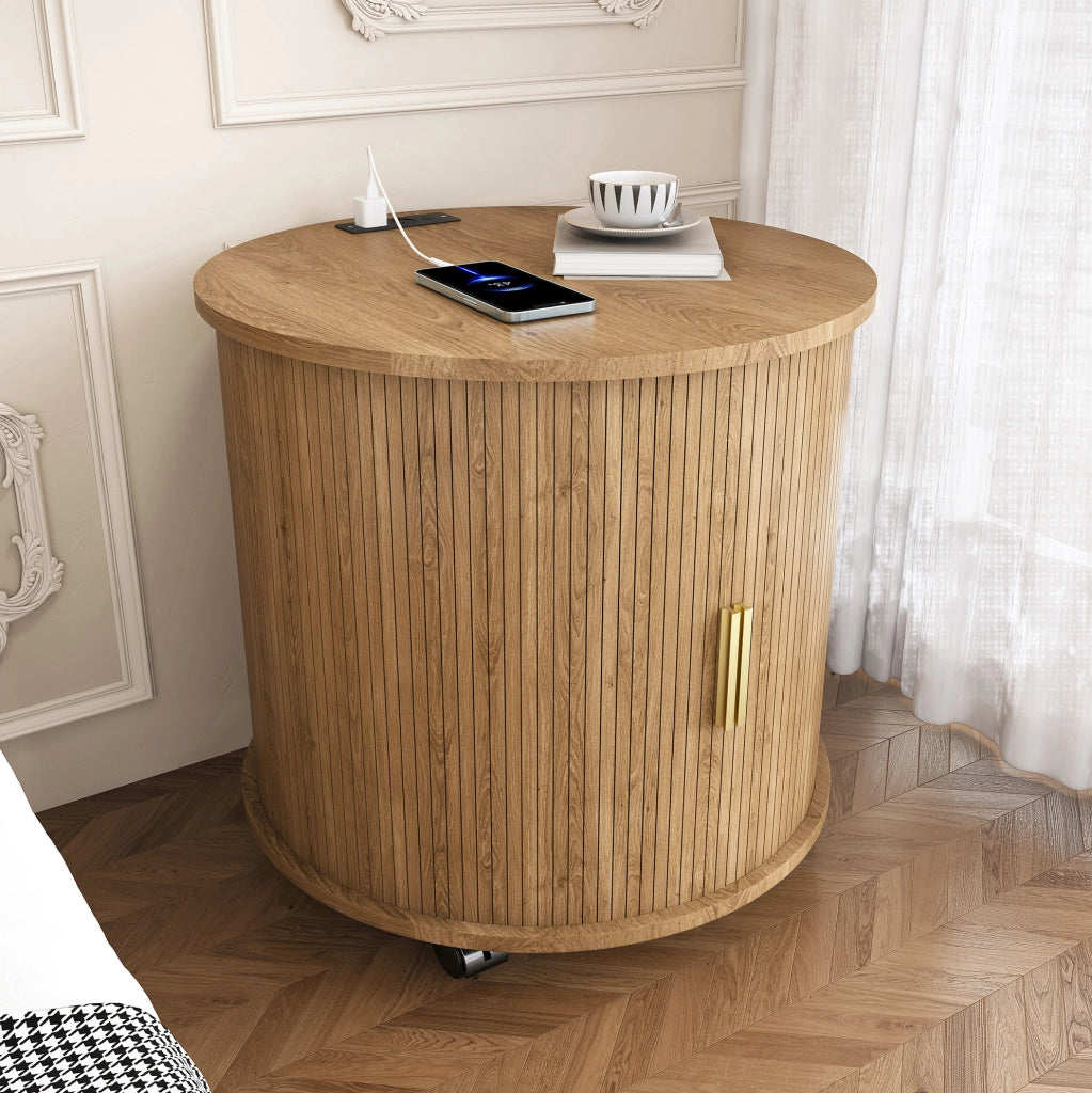 Comodino cilindrico stile Mid-Century con stazione di ricarica (presa elettrica + 2 USB), anta scorrevole e doppio vano, finitura effetto quercia, 60x60x60 cm