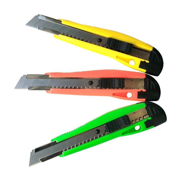 Cutter universale in plastica con 3 lame da 18mm