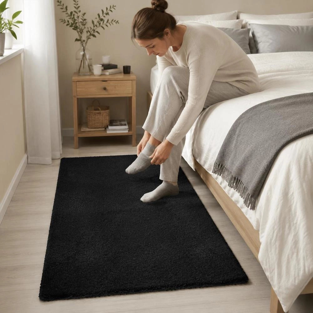 Tappeto a pelo corto HUARTE, morbido e lavabile, nero, 60x110 cm – pratico e confortevole, ideale per ingresso o camera, regalo versatile
