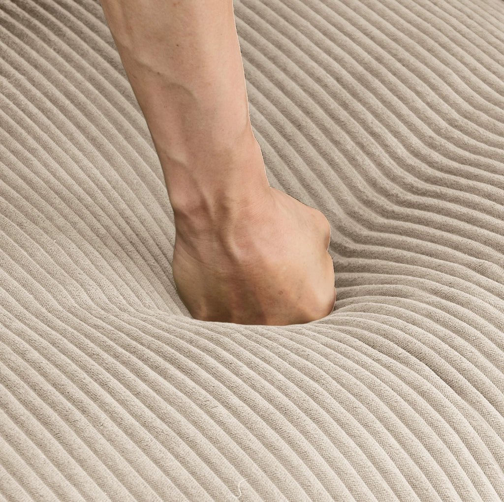 Divano modulare in velluto a coste beige con 2 pouf; 336 x 161 x 94 cm