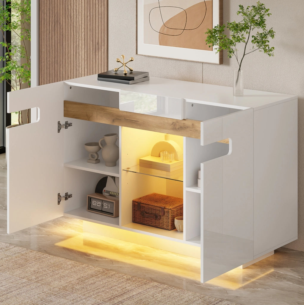 Credenza ULEVR 120x40x80 cm con LED regolabile via app, ripiani in vetro e vani aperti, bianco effetto legno naturale