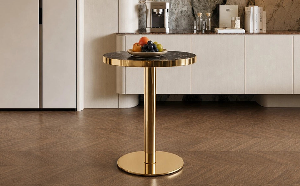 Tavolino rotondo moderno con piano effetto marmo e struttura in acciaio inox dorato per il soggiorno