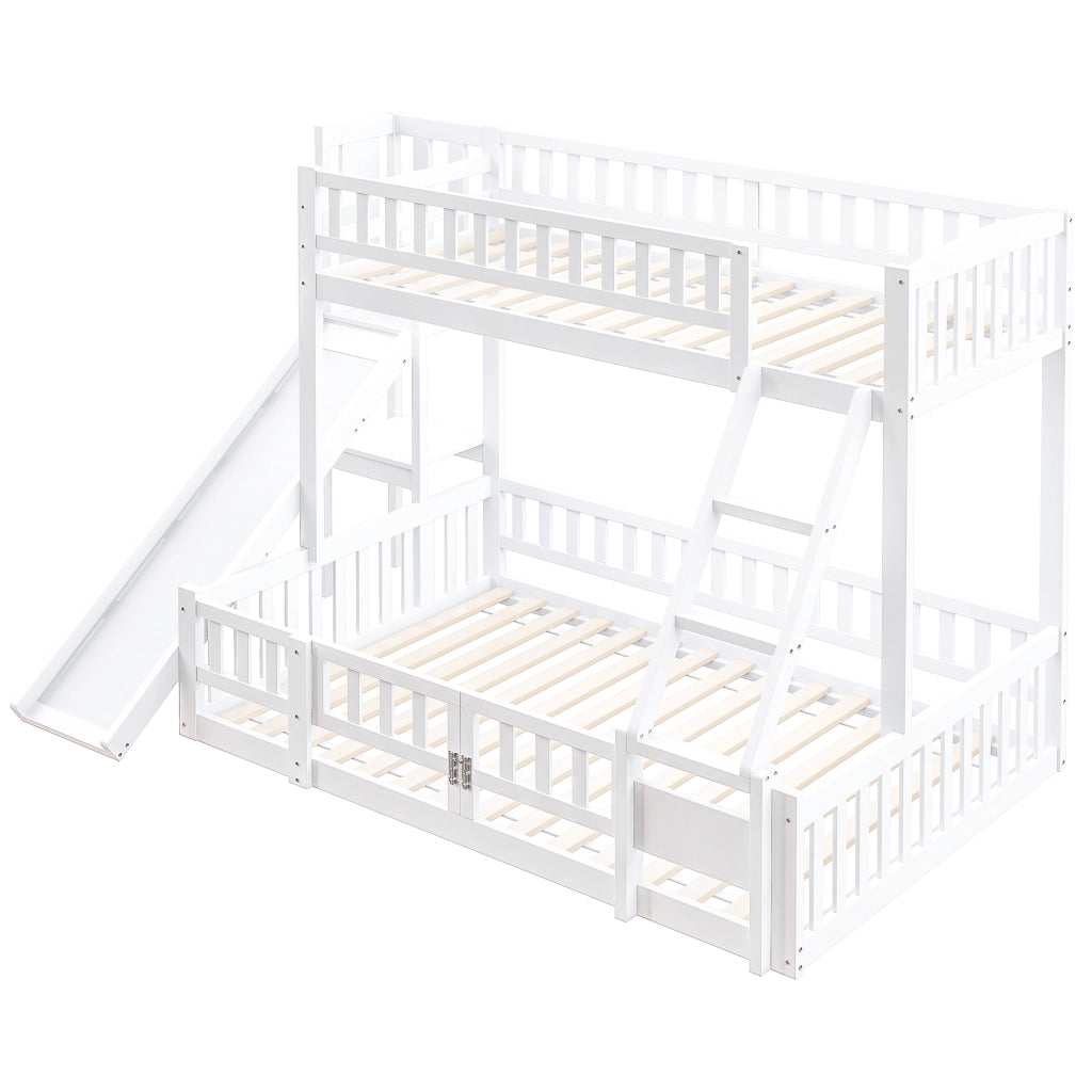Letto a castello 140×200 cm 2 posti con scivolo; scaletta e mensole; senza materasso; in pino e MDF; bianco