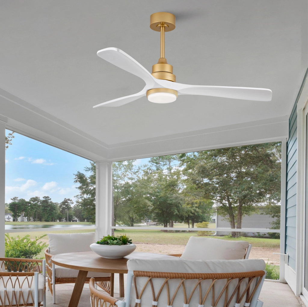 Ventilatore da soffitto reversibile con luce dimmerabile; telecomando e pale in legno massello bianco e oro