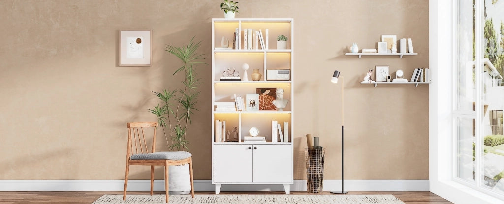 Libreria bianca 80x30x173 cm con ripiani multipli, gambe in legno massello, porte doppie e illuminazione LED con controllo app