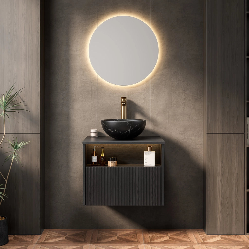 Mobile bagno sospeso 60 cm con lavabo in ceramica nera effetto pietra, armadietto in compensato rigato con cassetto e mensola, illuminazione sensorizzata, colore nero