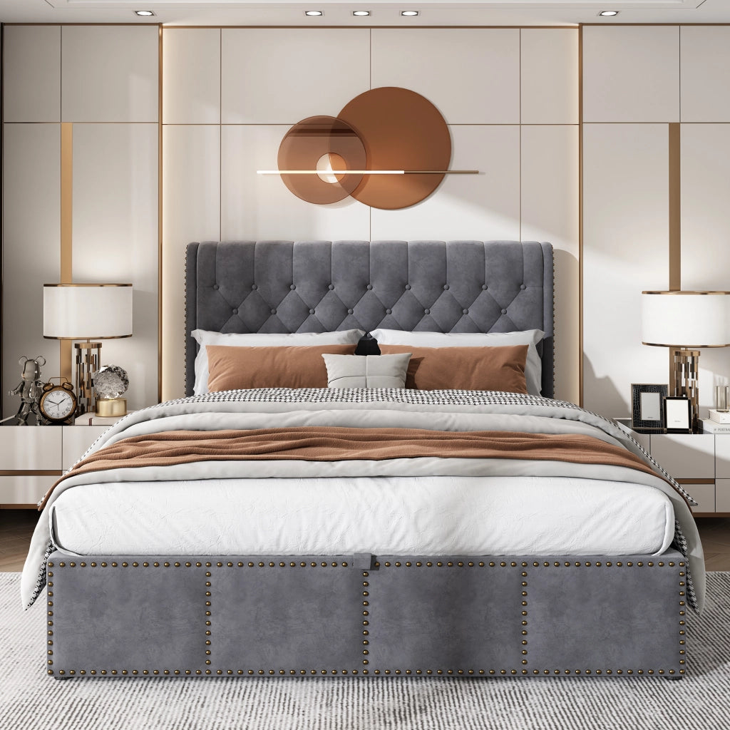 Letto contenitore in velluto grigio 180 x 200 cm; apertura idraulica; rete a doghe e testiera imbottita con borchie