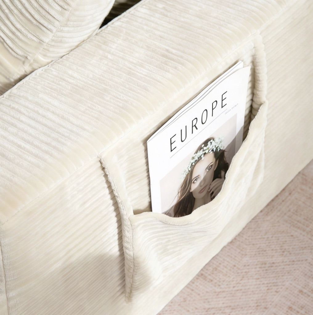Divano in velluto a coste con tasche laterali; molle integrate e cuscini; beige
