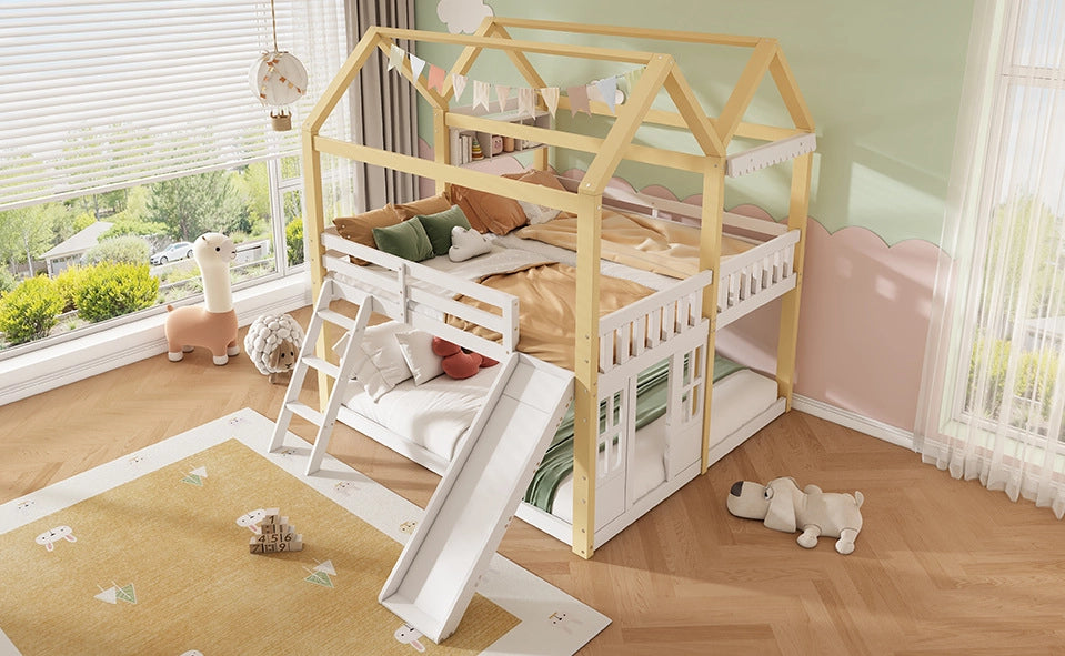 Letto a castello per bambini 90x200 cm con scivolo e scaletta, design casa in bianco e legno naturale, letto semialto con area gioco e porta, montaggio modulare a sinistra o destra