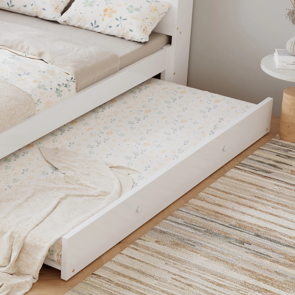 Letto 120x200 con secondo letto estraibile 90x190 in pino e MDF bianco; con scaffale e ricarica per cameretta