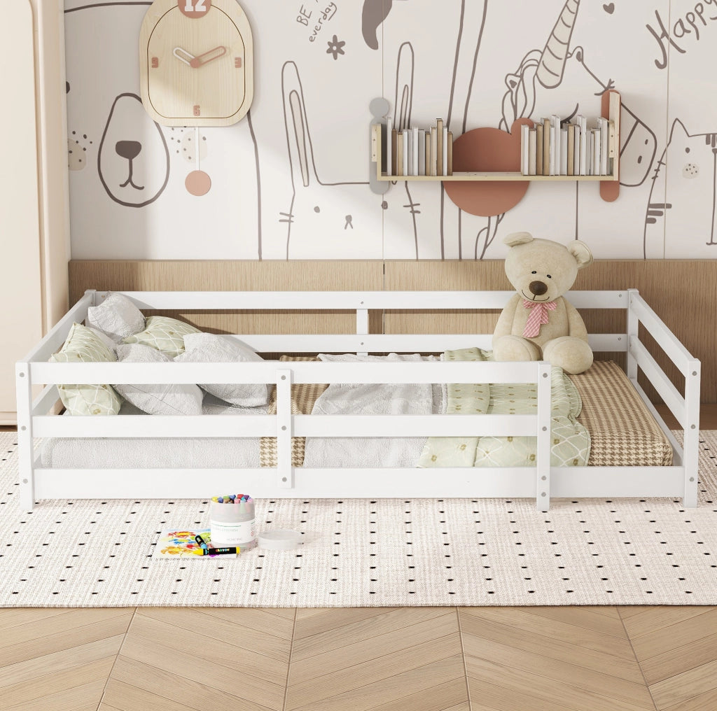 Letto Montessori a pavimento bianco in legno massello di pino 140x200 cm con sponde su 4 lati e rete a doghe integrata