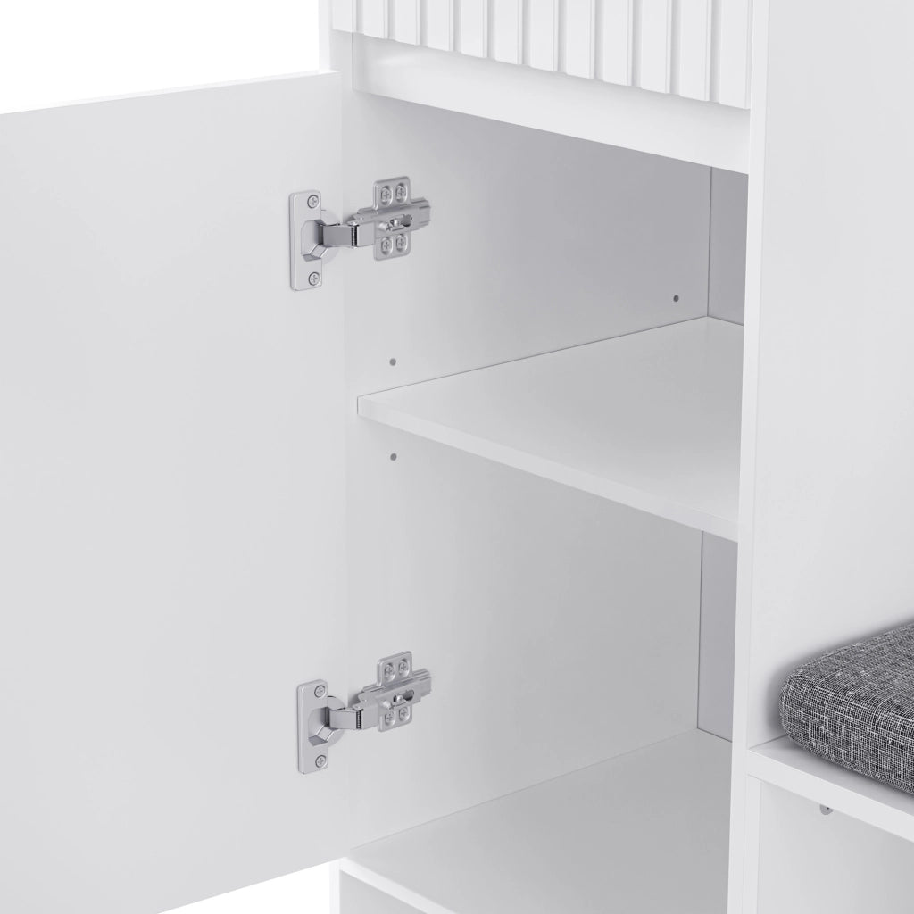 Mobile da ingresso con panca imbottita, armadio e cassetti bianchi per un ordine quotidiano