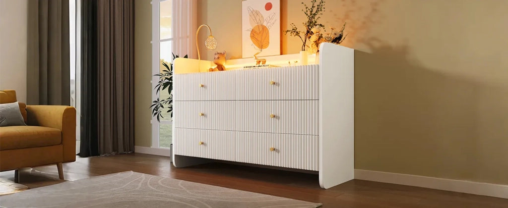 Sideboard bianco 120x40x75 cm con illuminazione LED e 6 cassetti, design moderno a scanalature ondulate per soggiorno e camera da letto