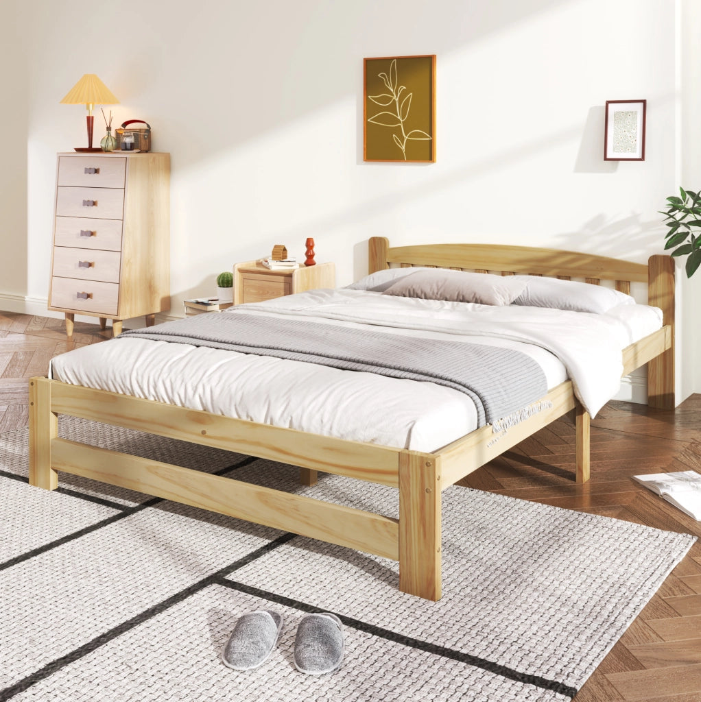 Letto matrimoniale 140x200 cm in legno massello di pino; colore naturale con testiera e doghe