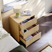 Comodino con 3 cassetti guide ammortizzate maniglie in metallo dorate MDF rovere 58 × 38 × 64 cm